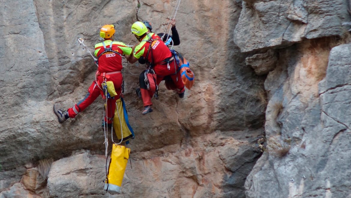 The Castellón Province Fire Department rescues six people on three hours