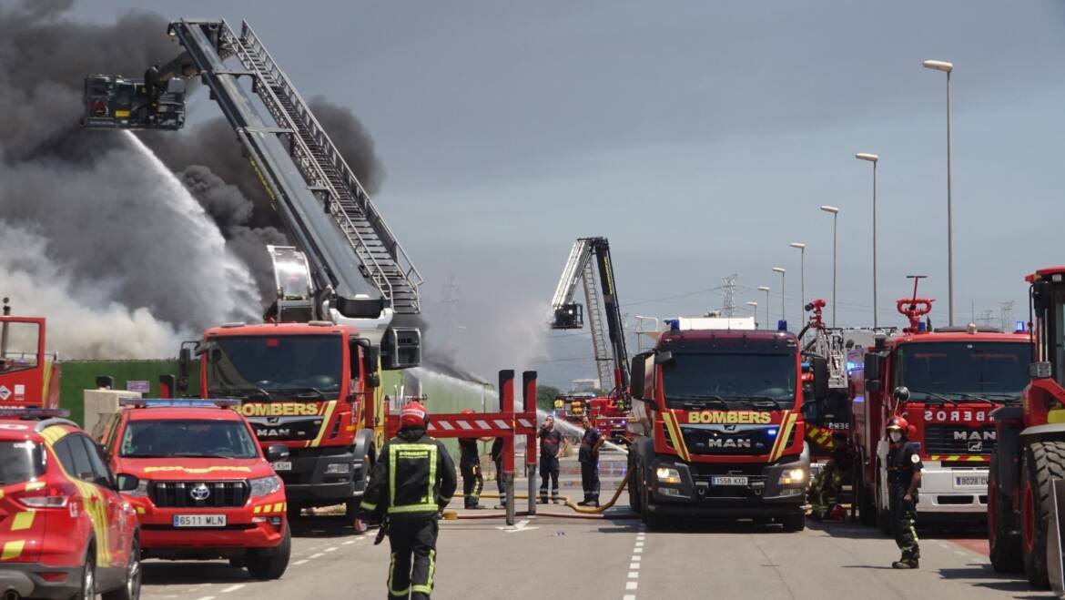 Serious industrial fire in a warehouse storing textile material
