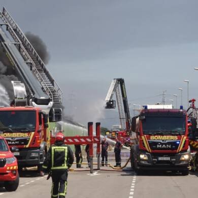 Serious industrial fire in a warehouse storing textile material