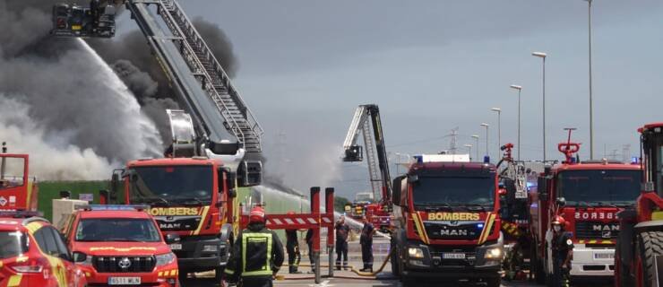 Serious industrial fire in a warehouse storing textile material